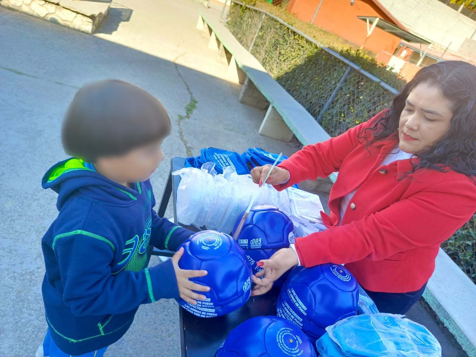 Intercambian juguetes bélicos por recreativos a niñas y niños de la escuela Francisco I. Madero.