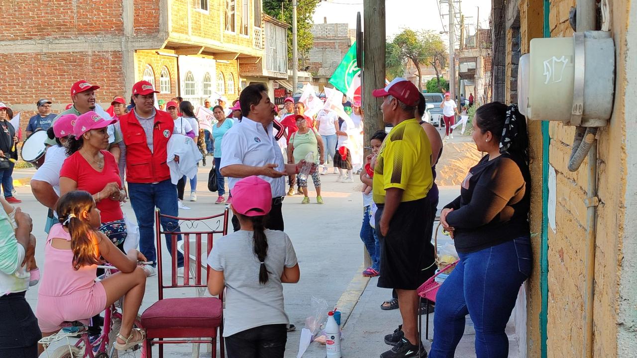 Reciben a Jesús Granados en colonias de Romita.