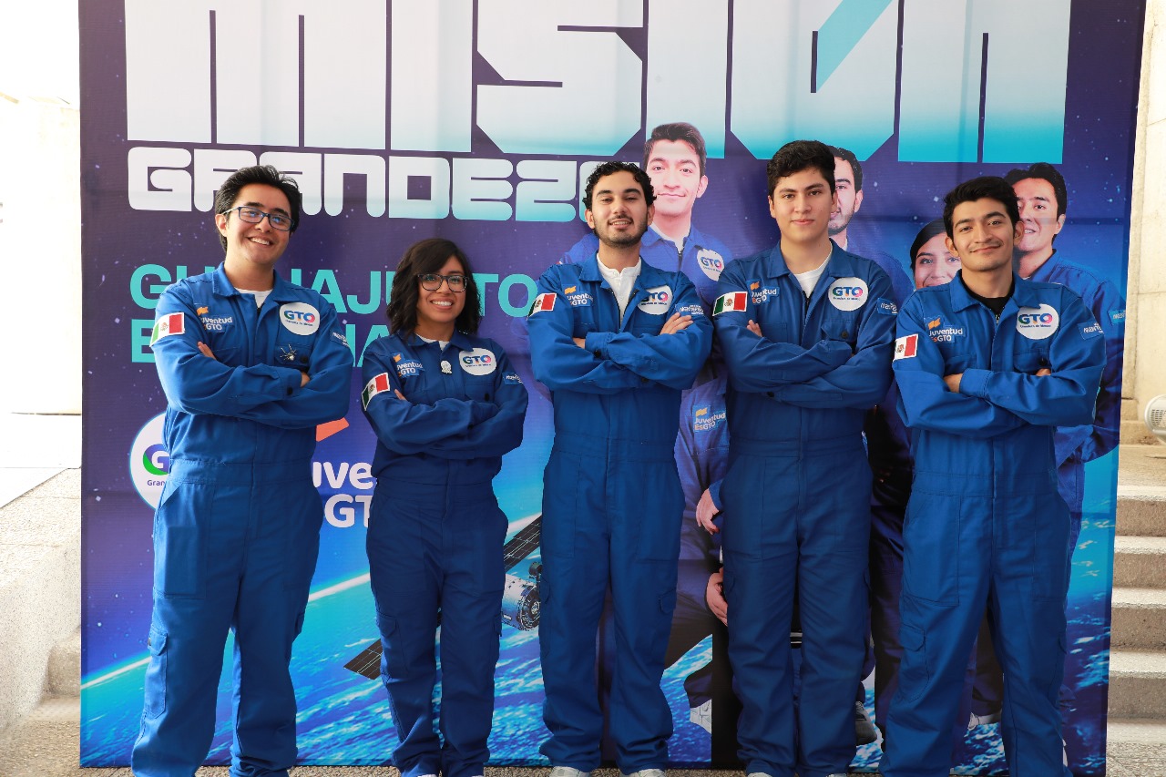 Abanderan a 5 jóvenes que viajarán a la NASA