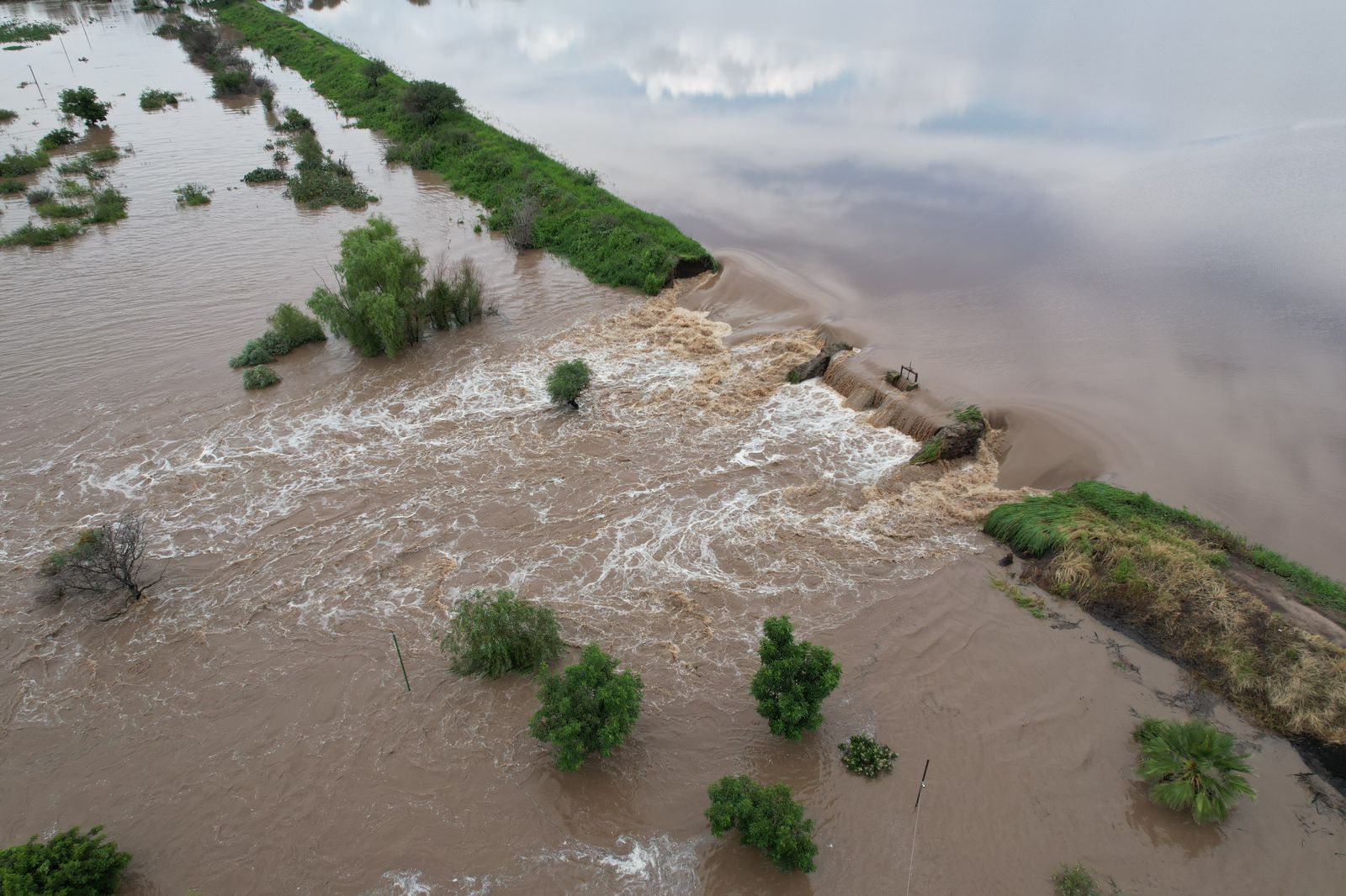 Se presenta desbordamiento en la presa de San Joaquín en Manuel Doblado