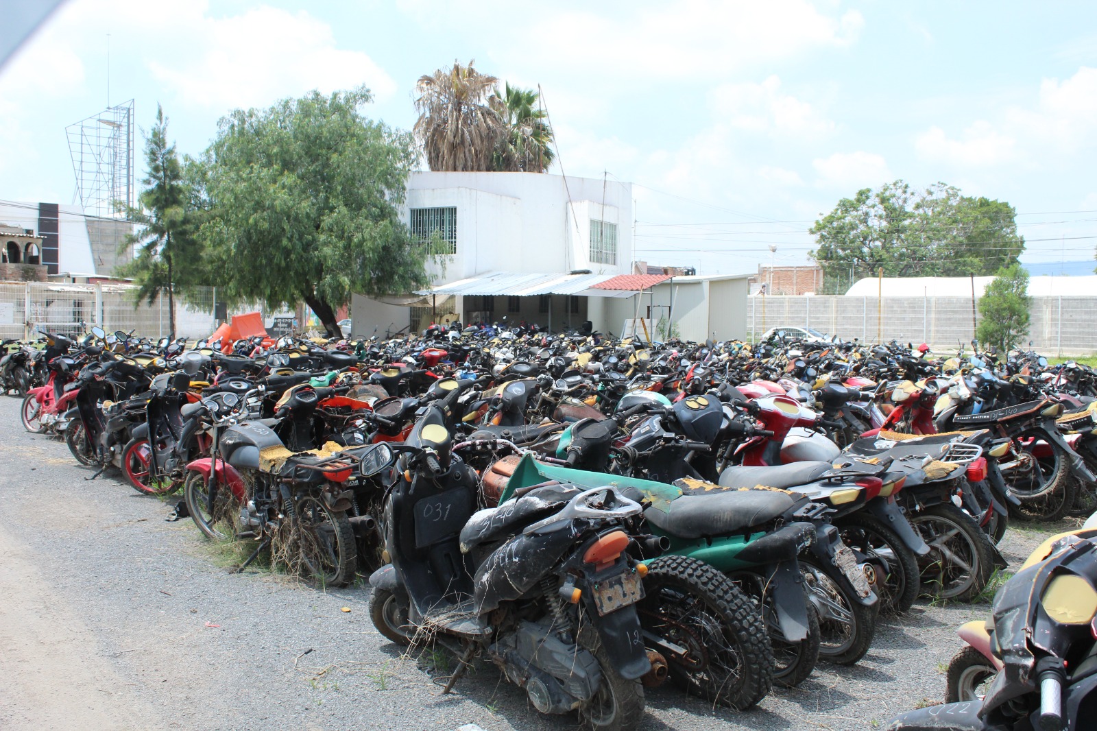 La Secretaría de Seguridad Ciudadana pone a disposición  306 motocicletas que se encuentran resguardadas en la pensión municipal, para que puedan ser reclamadas por quien acredite la propiedad.     