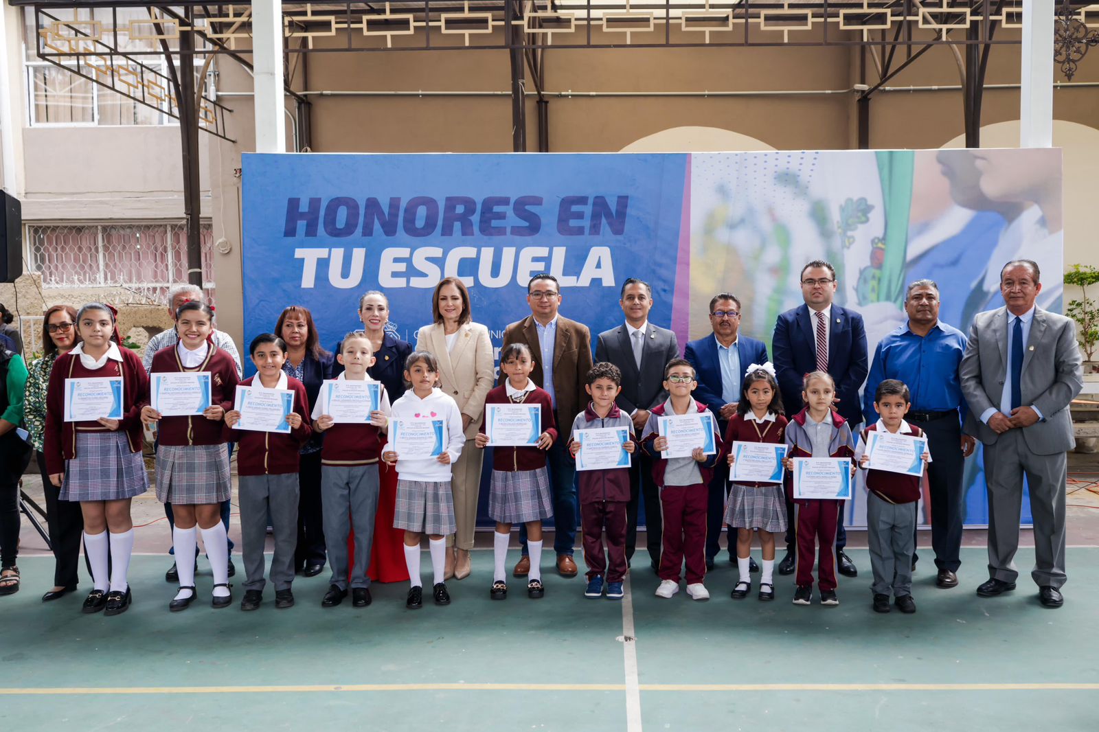 REALIZAN HONORES EN LA ESCUELA PRIMARIA “CARLOS A. CARRILLO”.