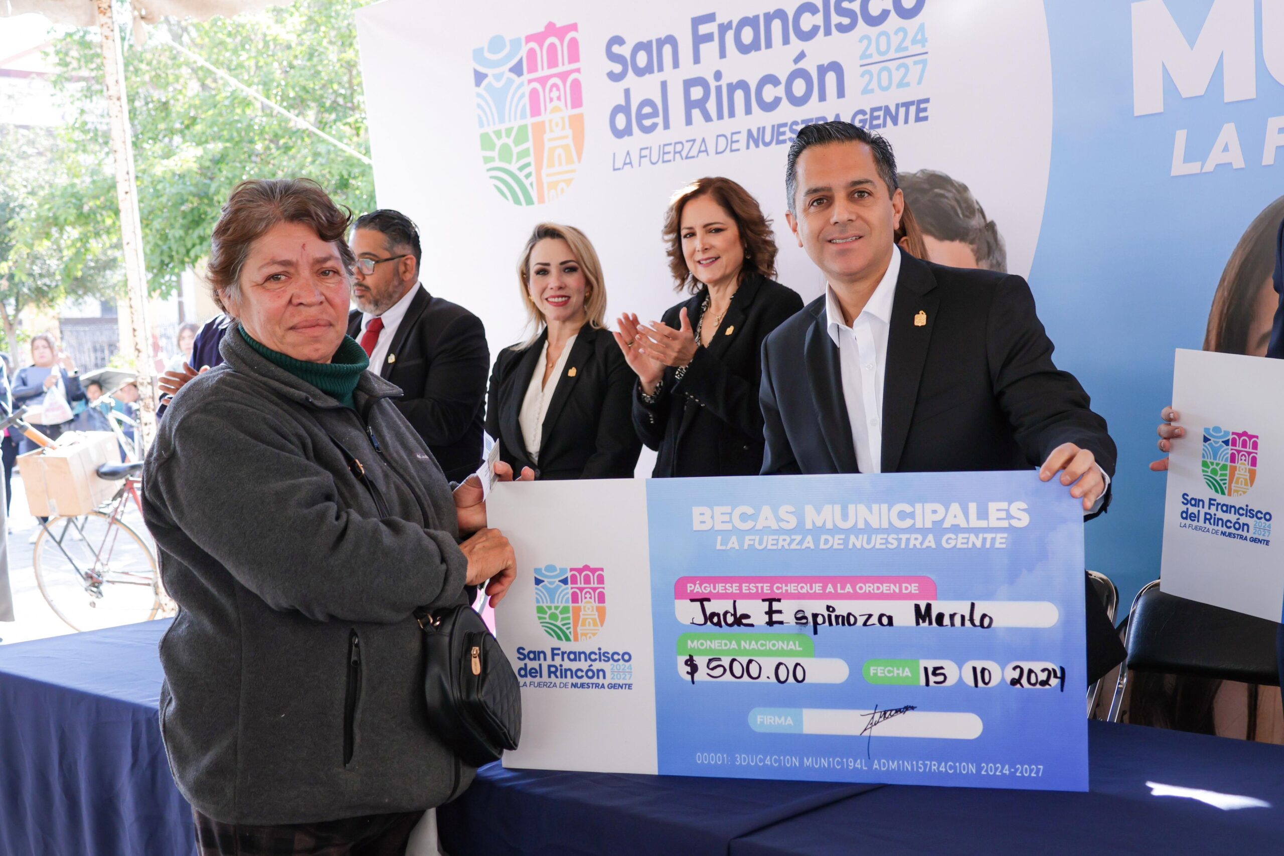 TOÑO MARÚN REALIZÓLA ENTREGA DE BECAS POR PARTE DE EDUCACIÓN MUNICIPAL.