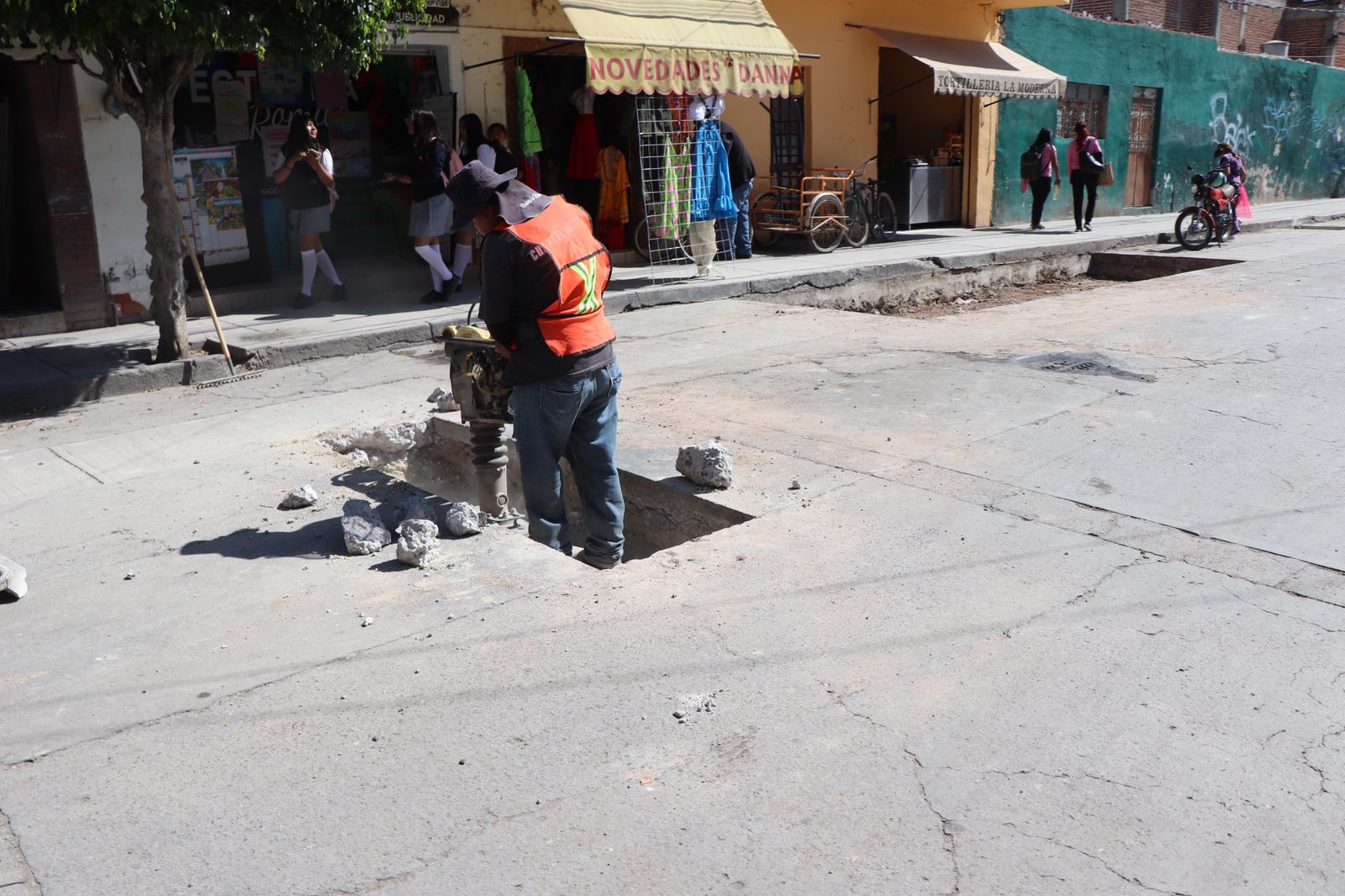 Mejoran vialidades con los trabajos de bacheo en Romita