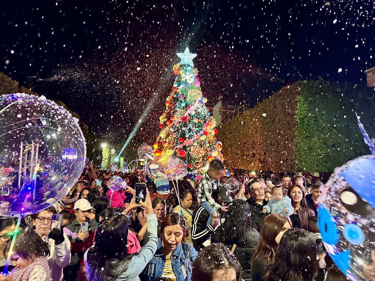 Enciende Melanie la magia de la Navidad con la plaza Libertad totalmente llena y el jardín abarrotado