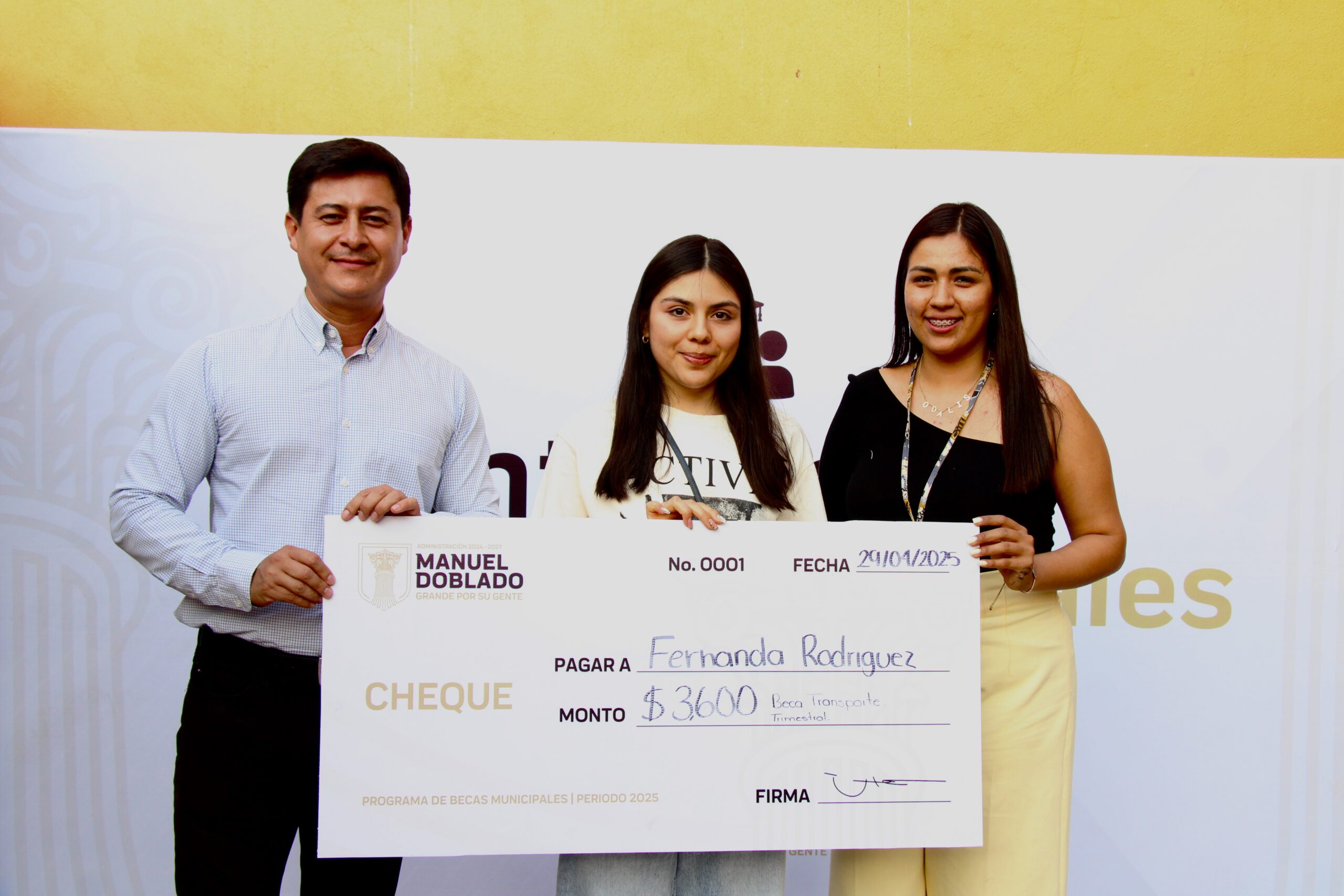 Manuel Doblado entrega becas con inversión histórica en apoyo a estudiantes