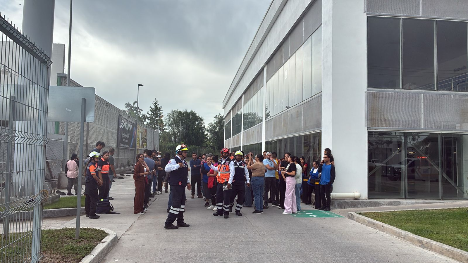 Evacúan a 80 personas por humo en fábrica Cachorros; no hubo lesionados