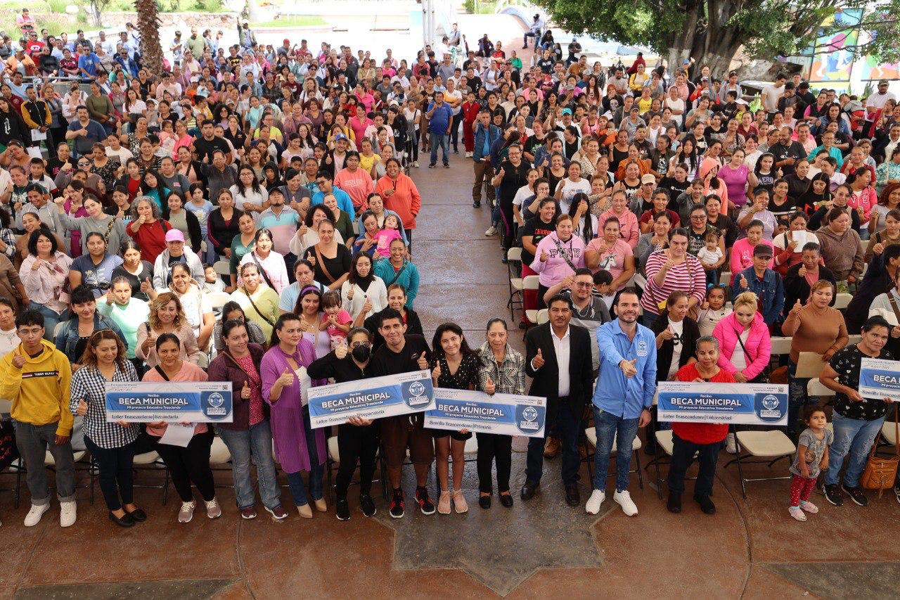  Hacen entrega de 1146 becas municipales a alumnos de educación primaria hasta universidad.