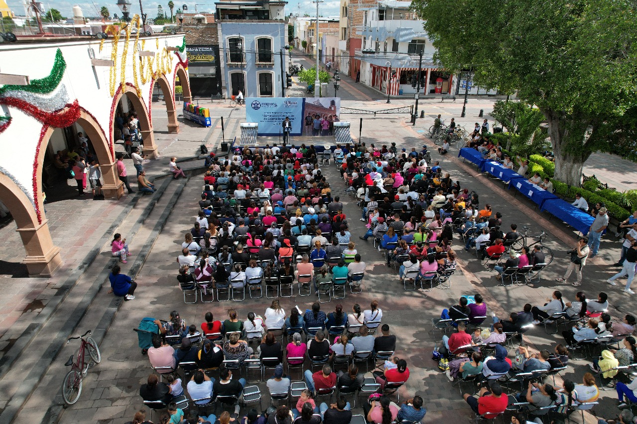 Roberto García Urbano, realiza entrega simbólica de 600 calentadores solares  