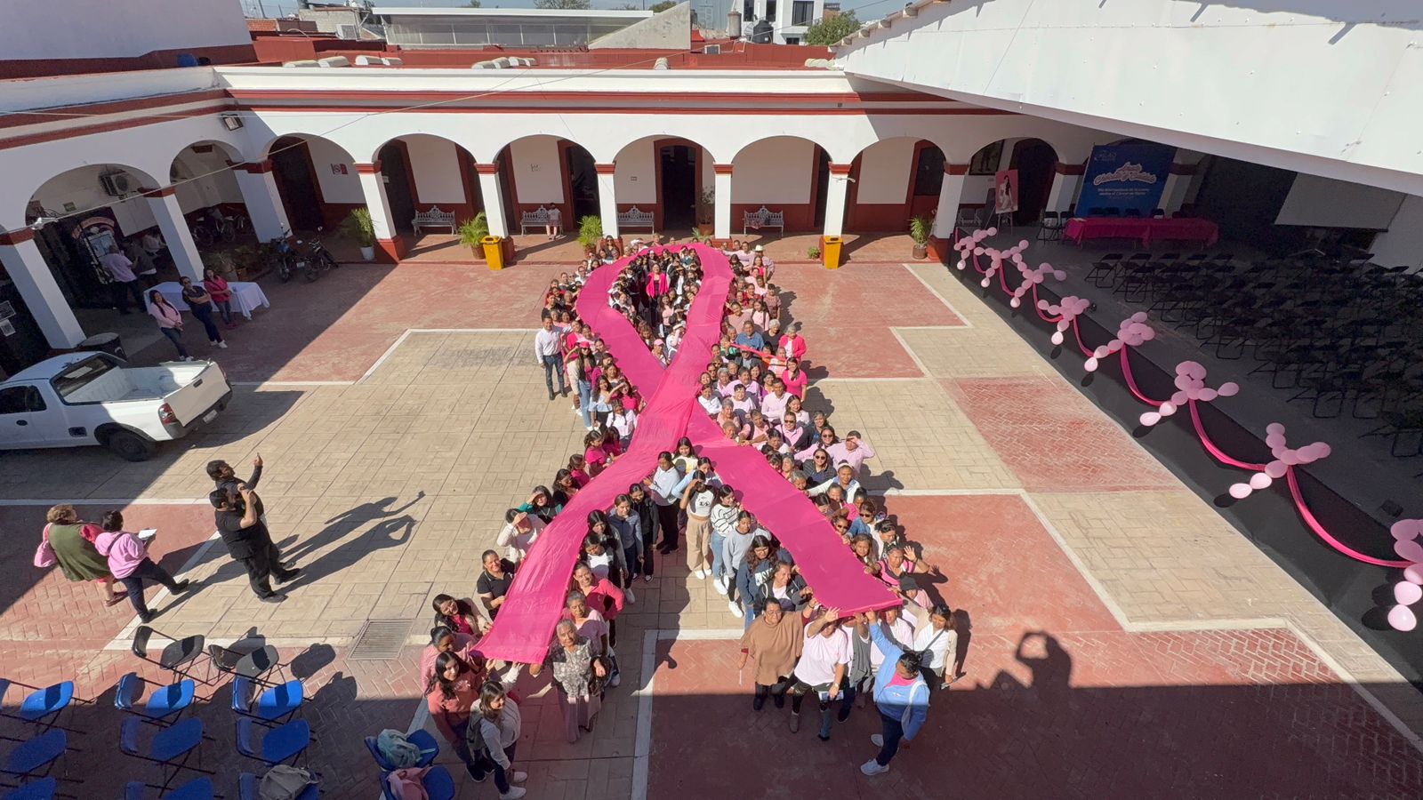 Forman gran moño rosa: símbolo de unión en la lucha contra el cáncer de mama en Silao
