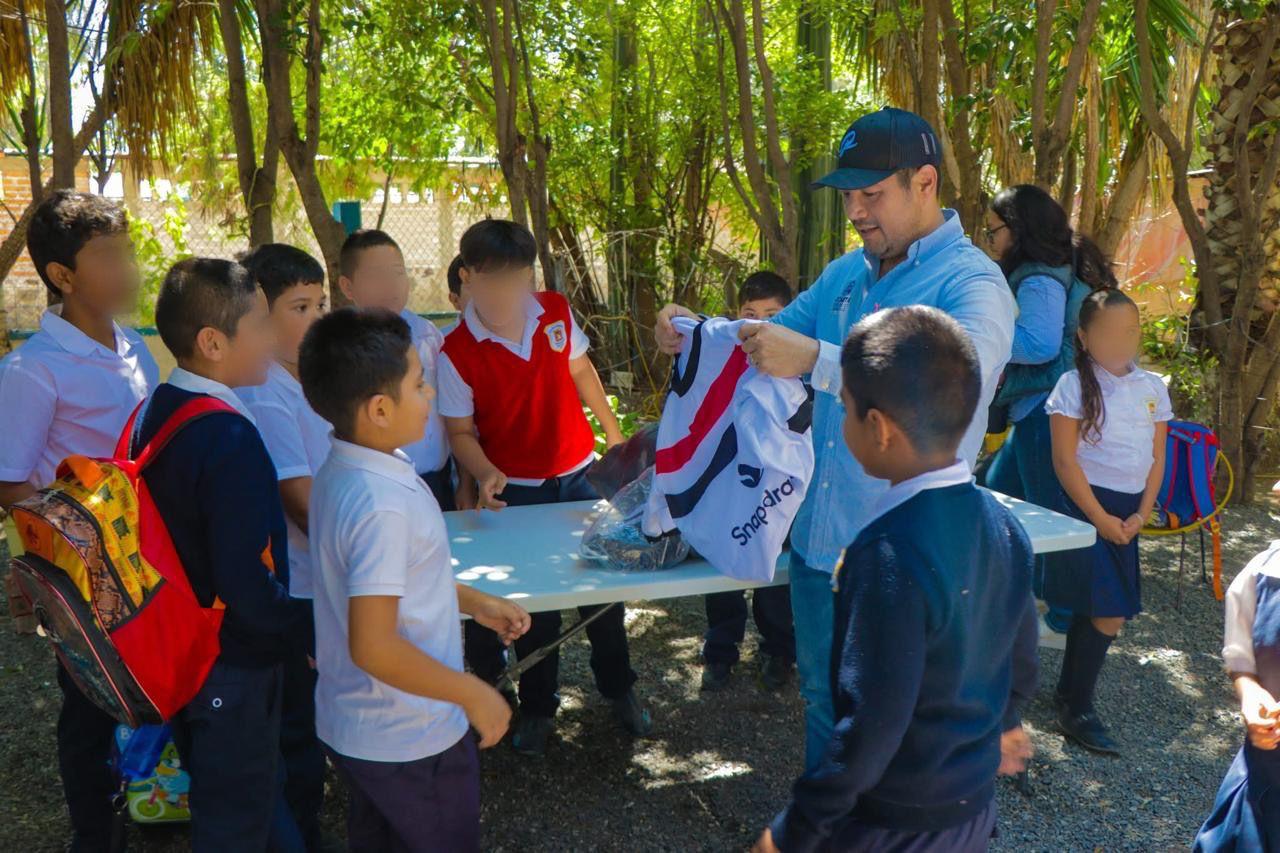 Impulsa Gobierno Municipal el deporte infantil con entrega de uniformes en Tierras Blancas