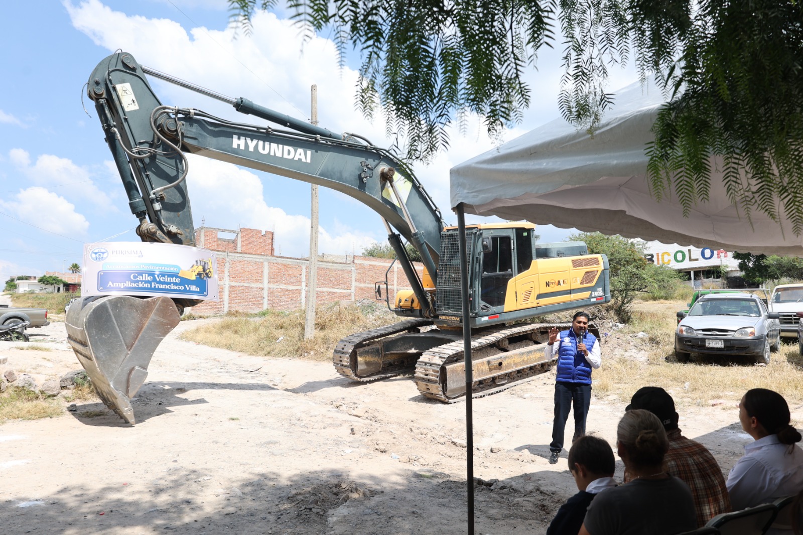 Arrancan pavimentación en calle Veinte en Purísima del Rincón