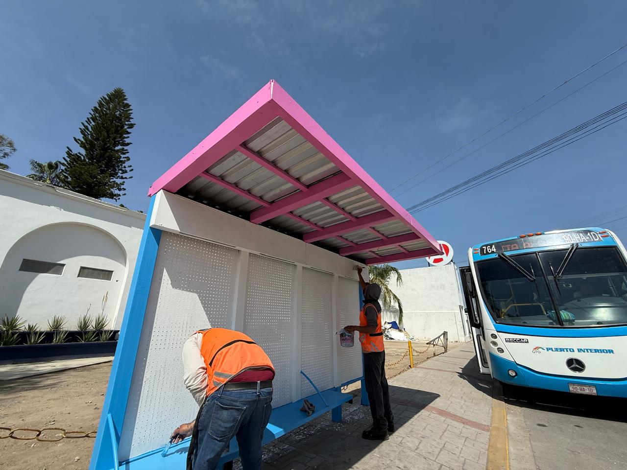 Les dan su ‘chaineadita’ a los paraderos del transporte público de Silao para ofrecer espacios más cómodos y seguros
