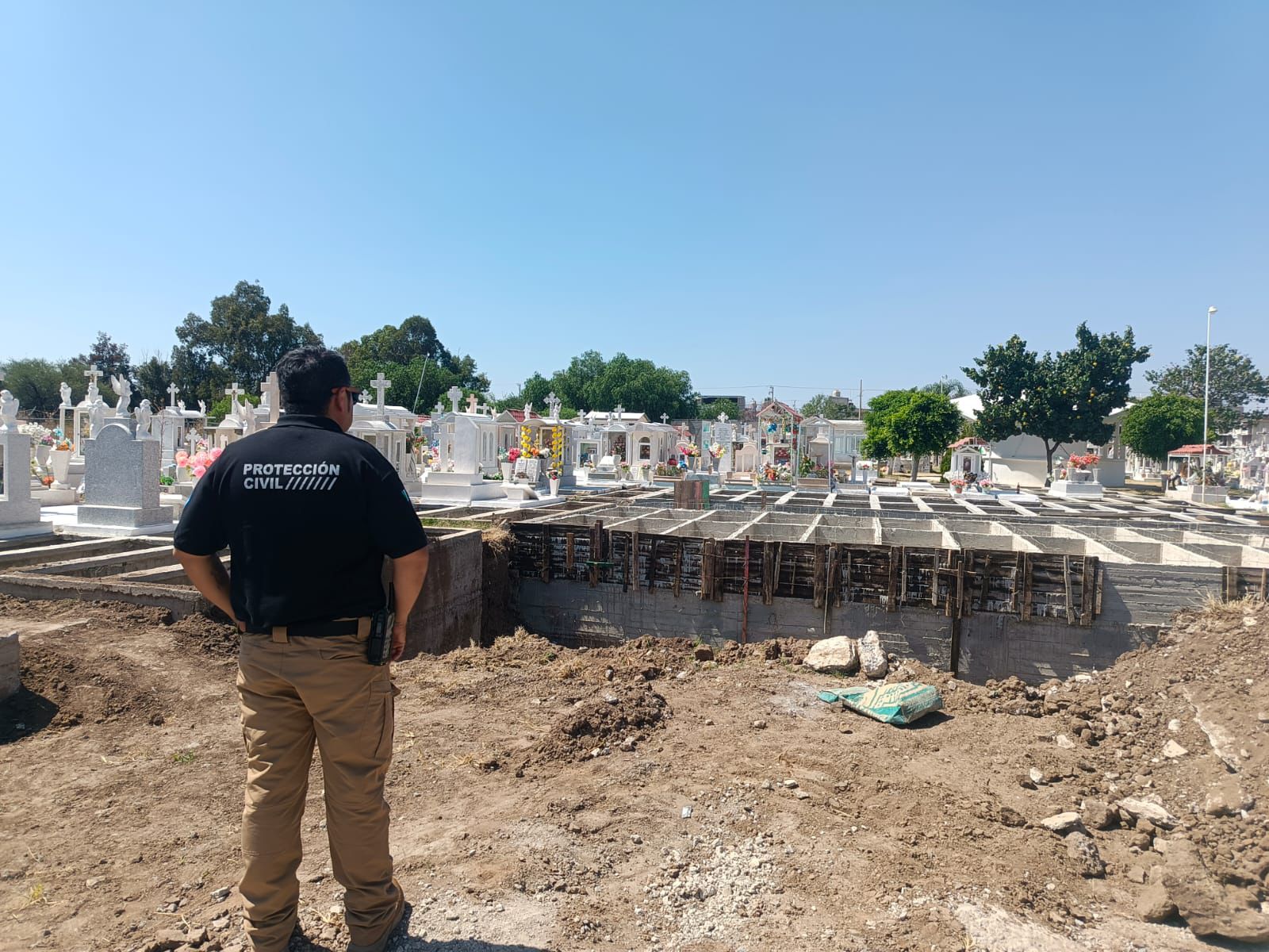 Refuerzan medidas preventivas en panteones por festividades del Día de Muertos