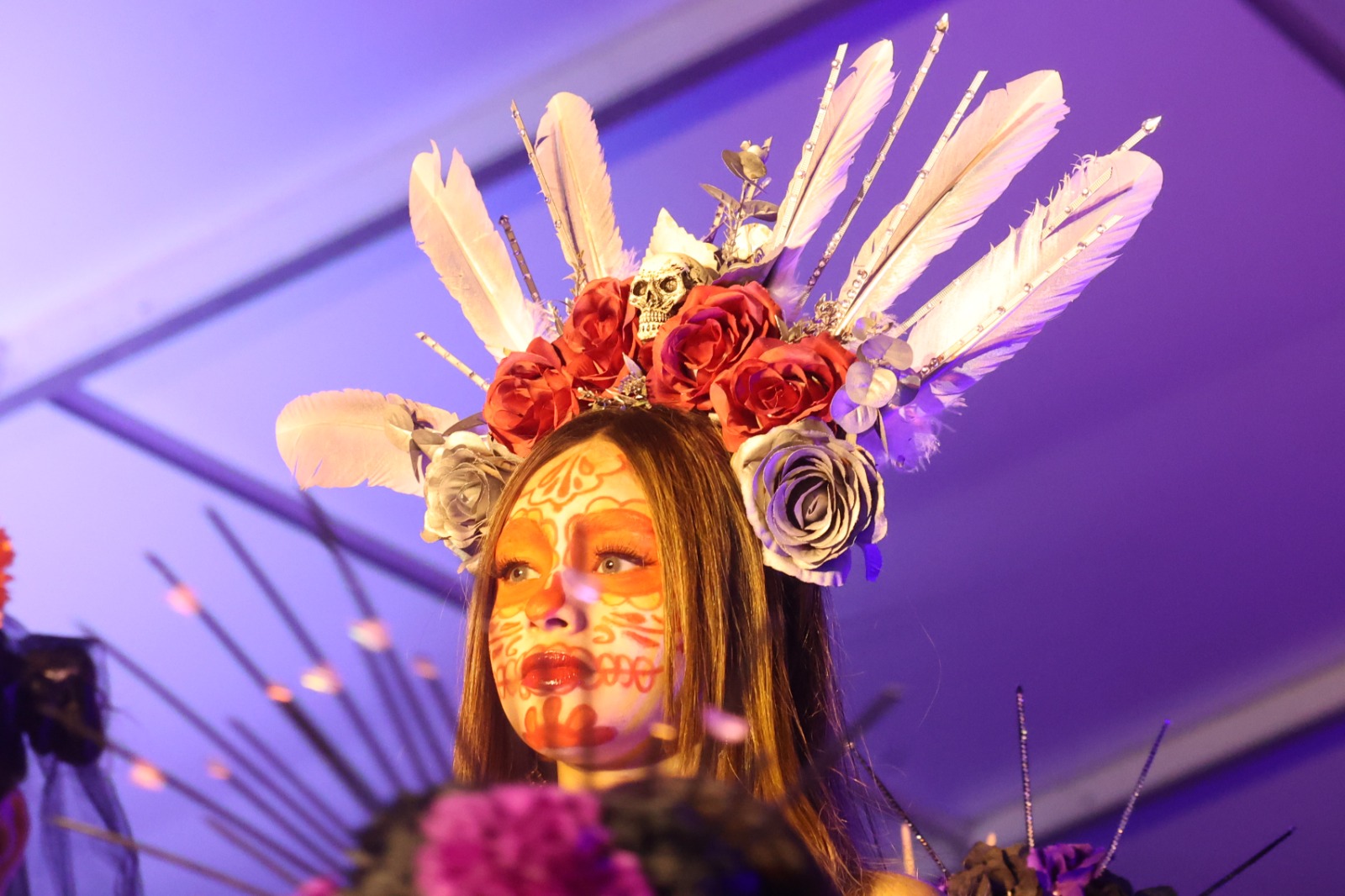 Catrinas llenan de color y elegancia la noche previa al Día de Muertos.
