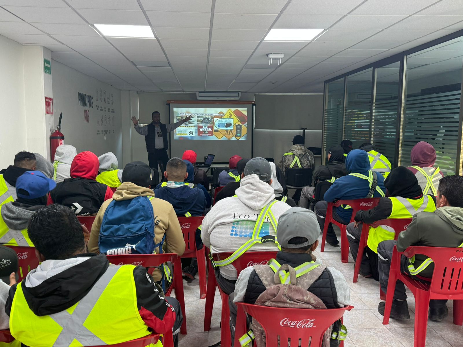 Tránsito Municipal imparte plática sobre el uso del casco para motociclistas al personal de Coca-Cola