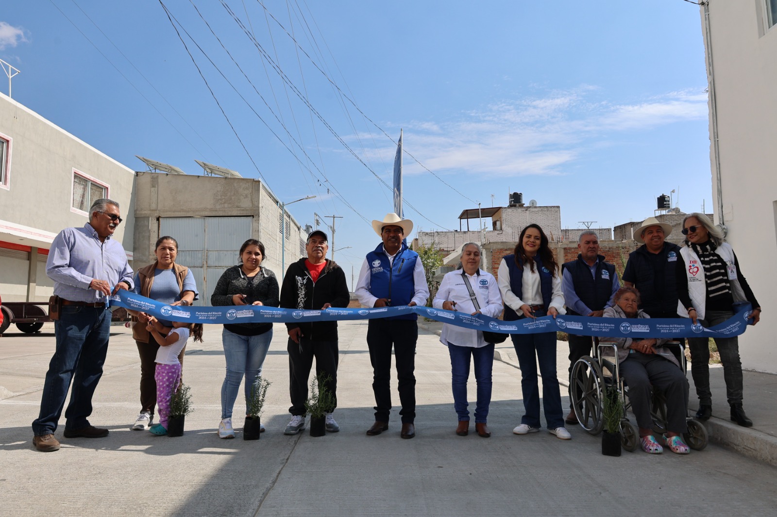 Entrega obras por 4.5 millones de pesos en pavimentaciones y servicios.