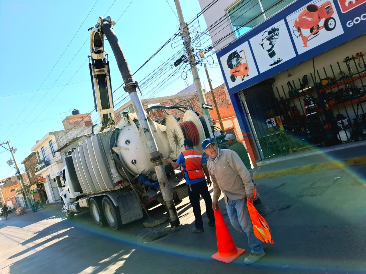 REALIZA SAPAS MANTENIMIENTO PREVENTIVO Y DESAZOLVE EN EL BULEVAR BAILLERES Y LA UNIDAD DEPORTIVA