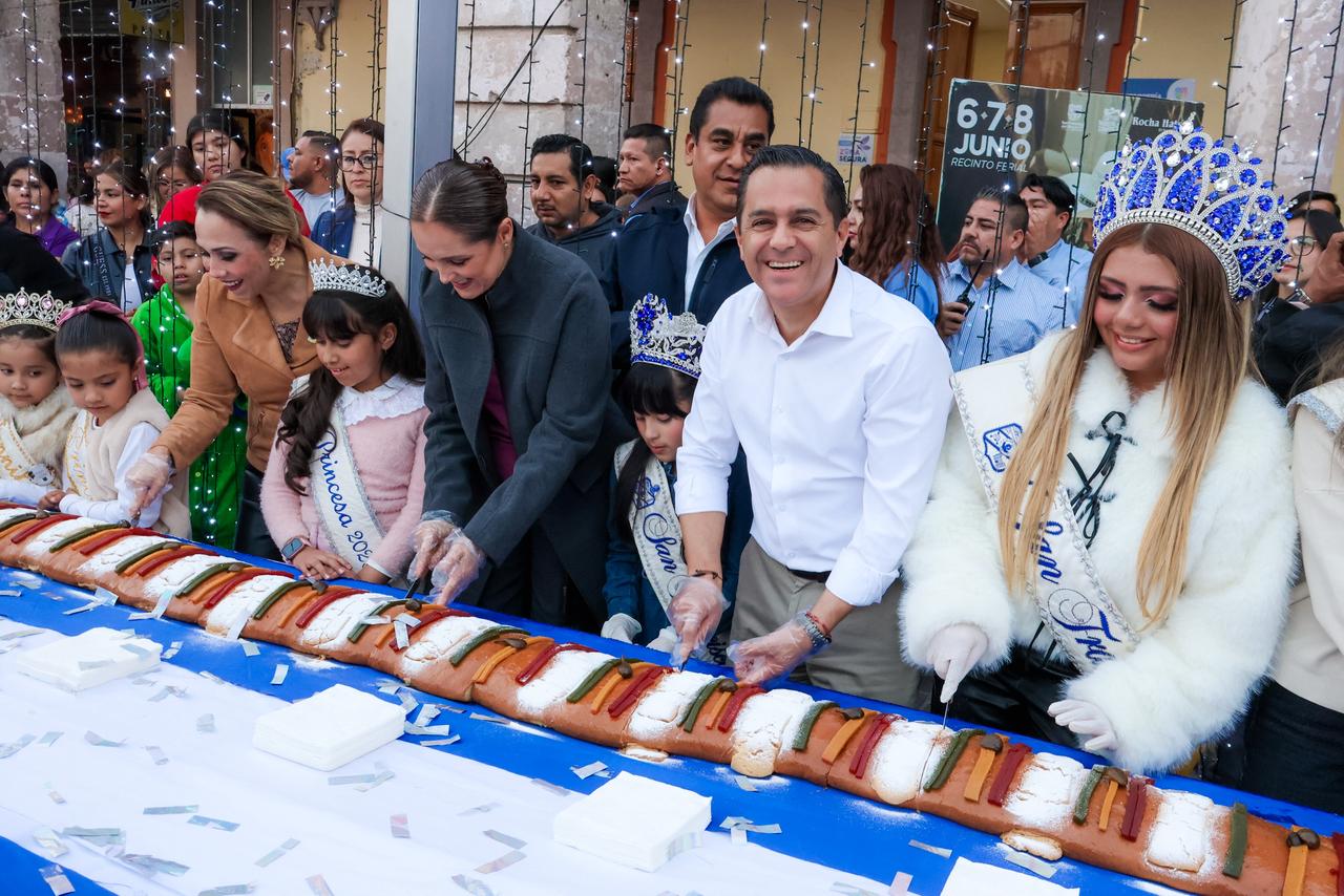 LLEVAN A CABO EL TRADICIONAL CORTE DE LA ROSCA DE REYES EN EL JARDÍN PRINCIPAL