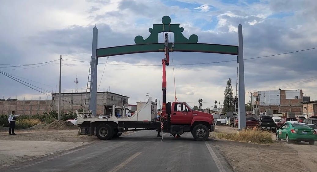 Sustituyen arco de bienvenida en Manuel Doblado luego de más de 30 años