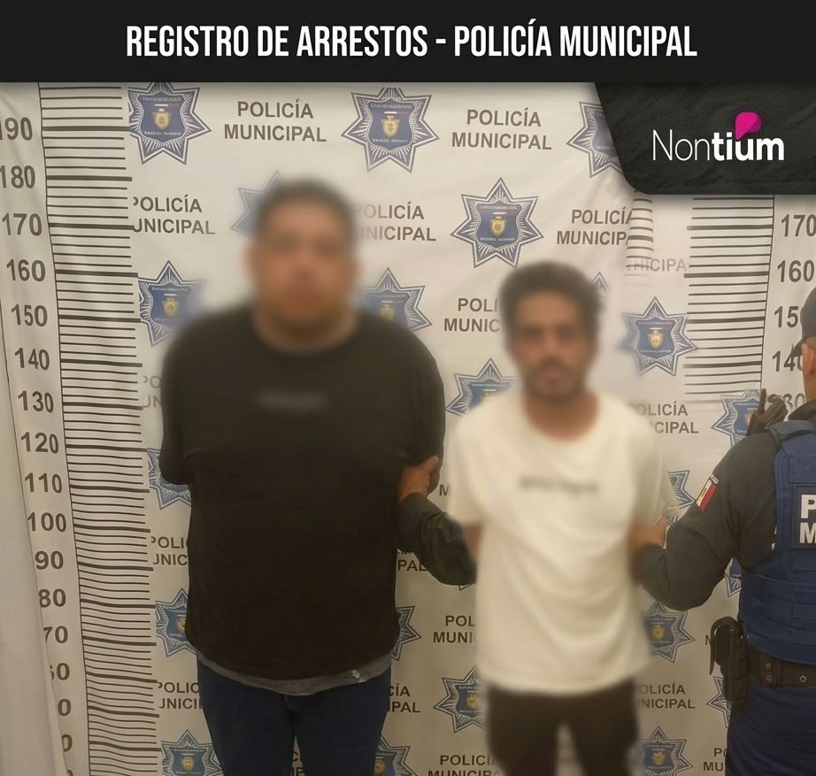 Detienen a 2 hombres por portación de arma y presuntos implicados en robo de vehículos.