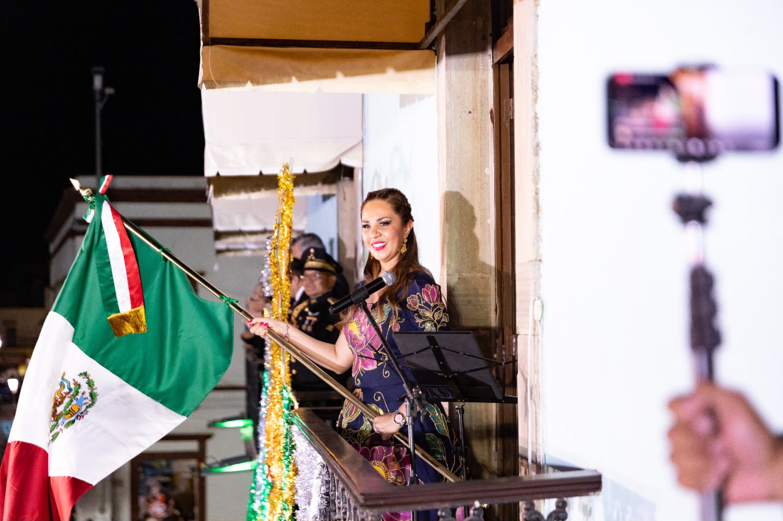 EN EL GRITO DE INDEPENDENCIA, MELANIE MURILLO LANZA UN ¡VIVA! POR LAS FAMILIAS SILAOENSES